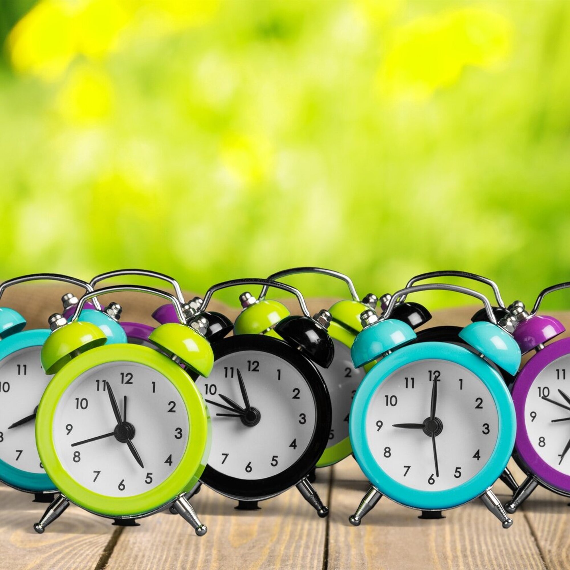 mehrere bunte Wecker