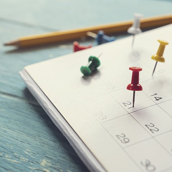 Ecke vom Kalender mit Stecknadeln