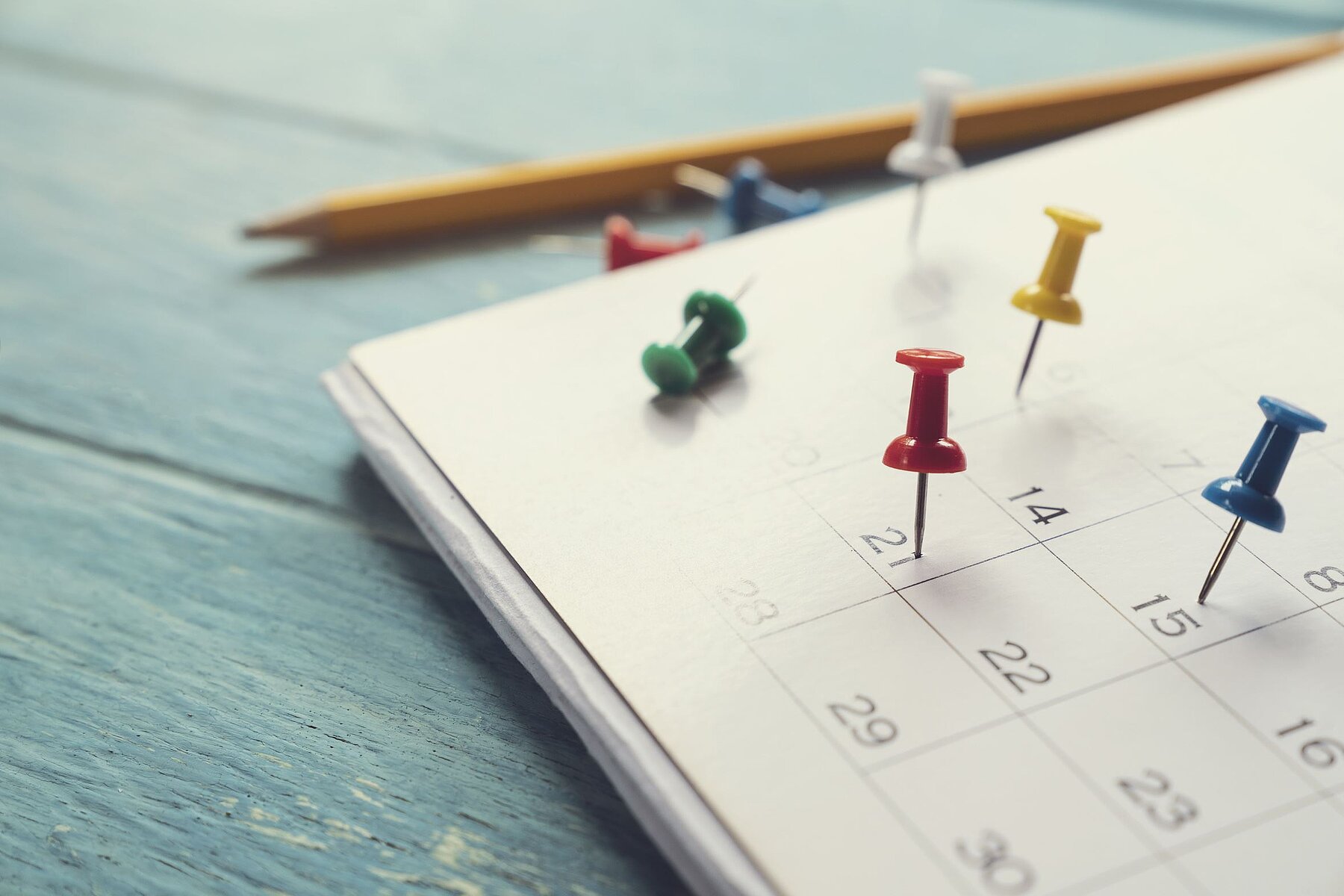 Ecke vom Kalender mit Stecknadeln