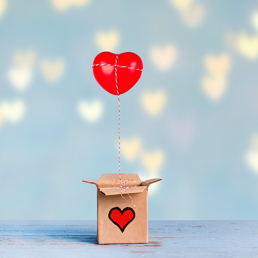 Kiste mit Herzballon